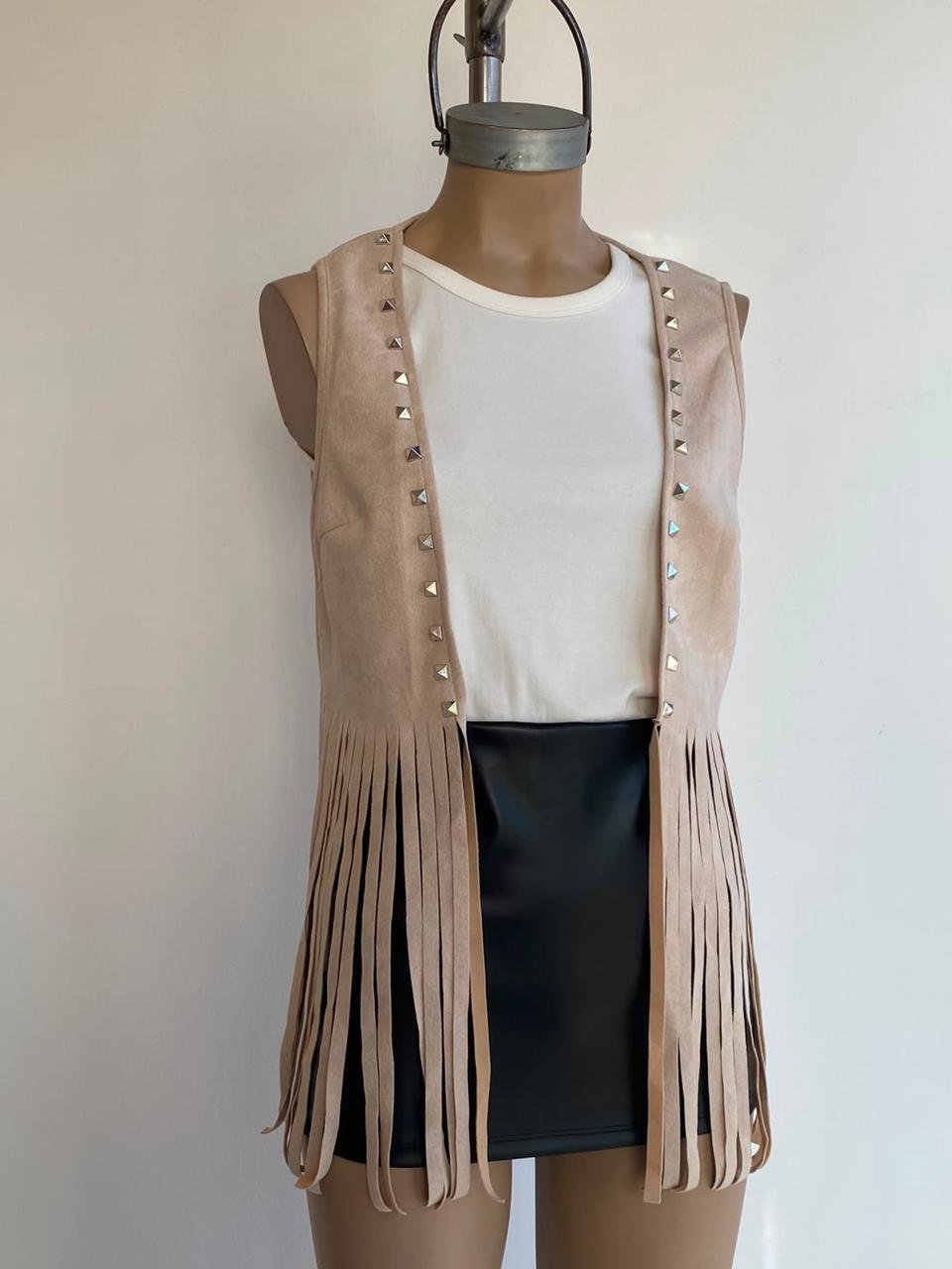 Chaleco Gamuza Beige Tachas